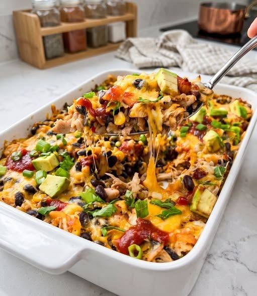 🌮 Cheesy Chicken, Rice & Black Bean Fiesta Casserole