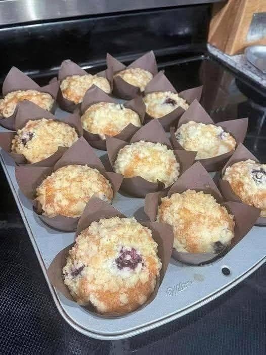 Bakery-Style Blueberry Crumble Muffins