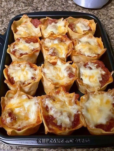 Cheesy Pepperoni Pizza Wonton Cups