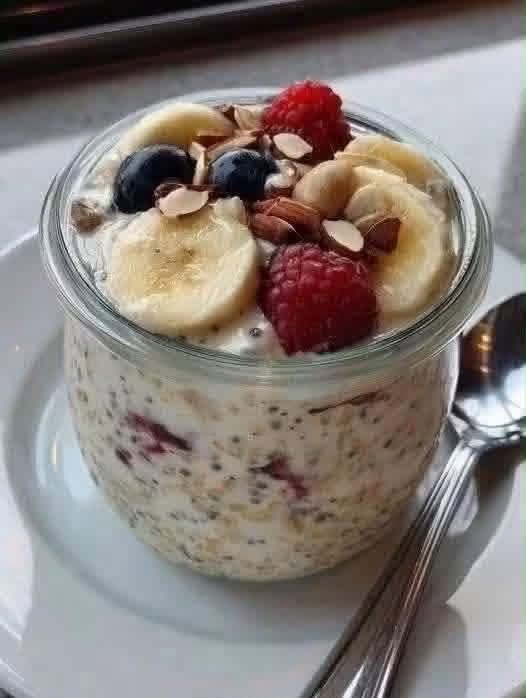 Sugar-Free Creamy Berry Banana Overnight Oats